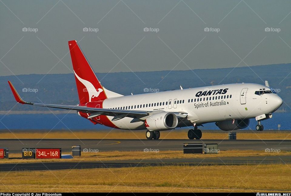 QANTAS AIRWAYS B737-800 SYDNEY AIRPORT