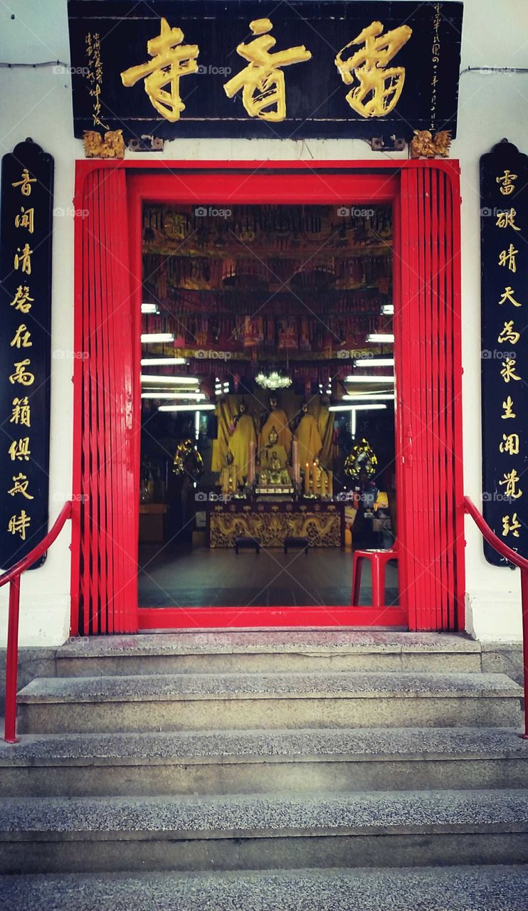 Don't understand of those Chinese alphabet but love the approach through red frame looks stunning !