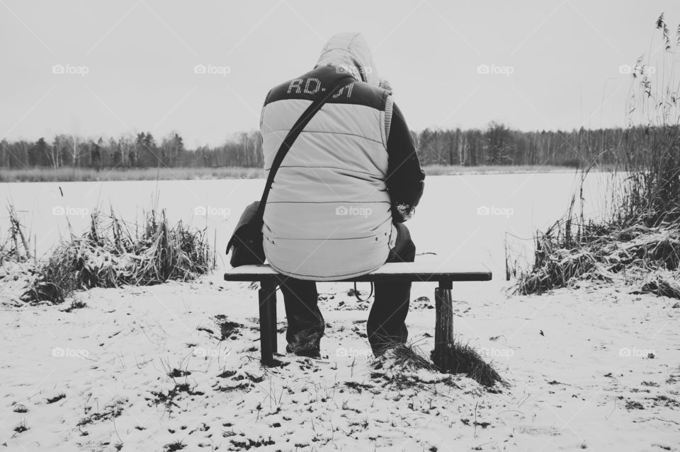 Snowy morning by the lake 