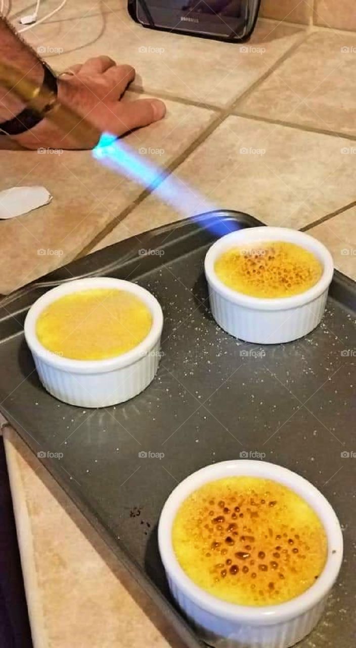 Caramelizing creme brulee