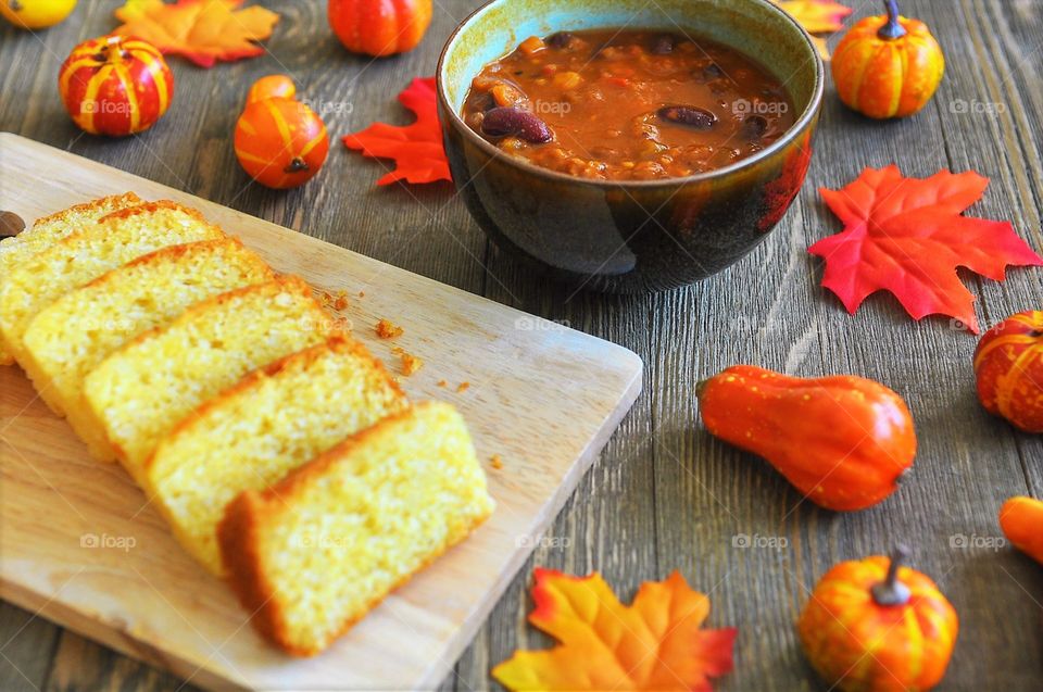 Hot chili with corn bread