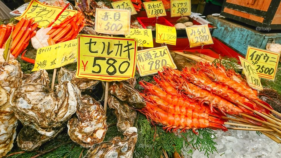 So many kind of seafood in this market.such oyster and shrimp.