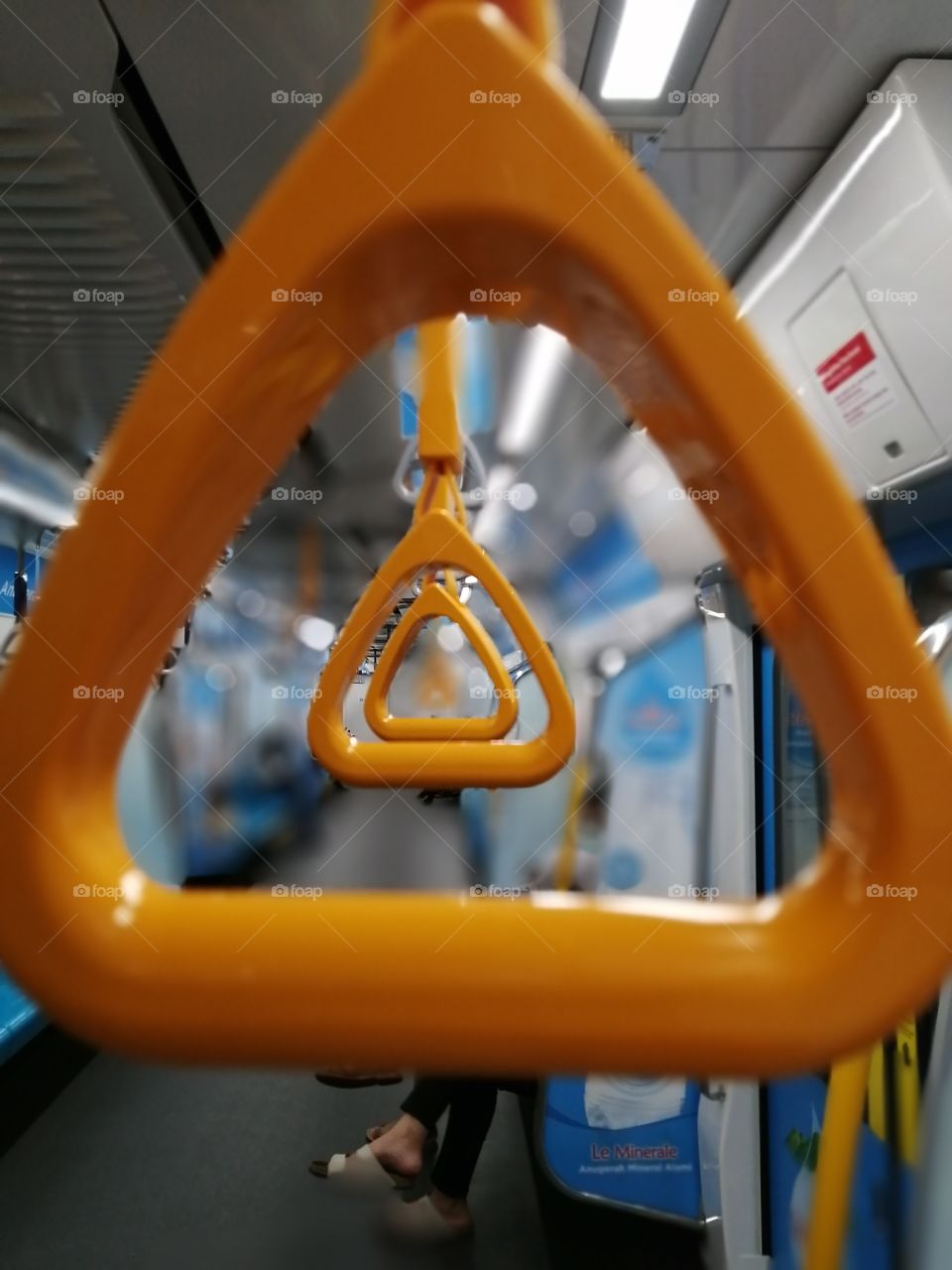 Stay in position when using public transport with a handle on the bus