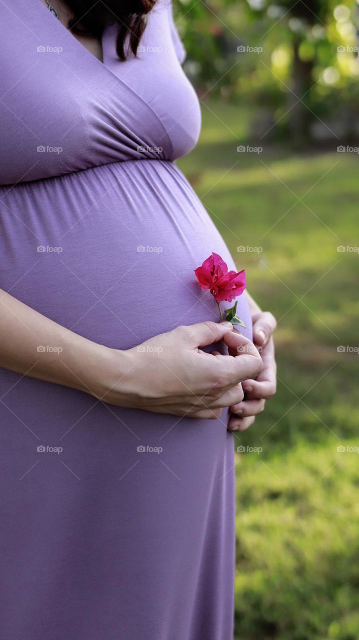 Pregnant lady i  purple dress.