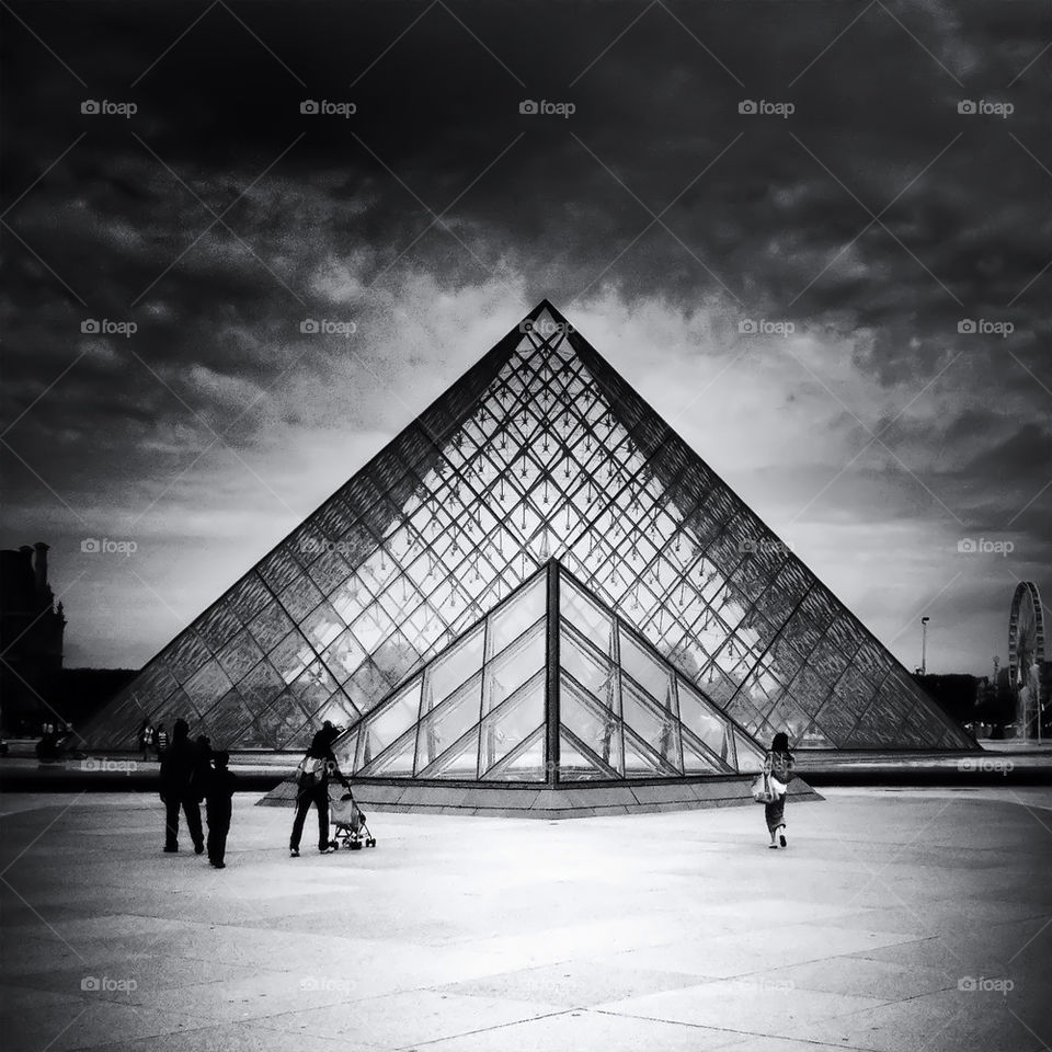 blackandwhite paris pyramide louvre by Katapult