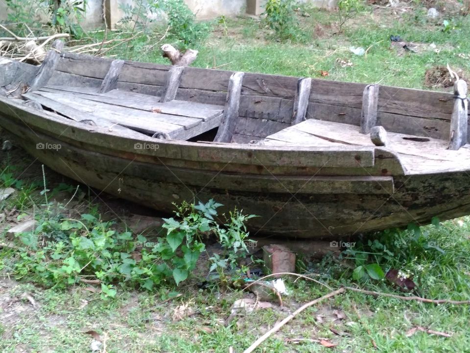 That is a beautiful photo of boat. Very nice photo quality. Amazing to see around nature.