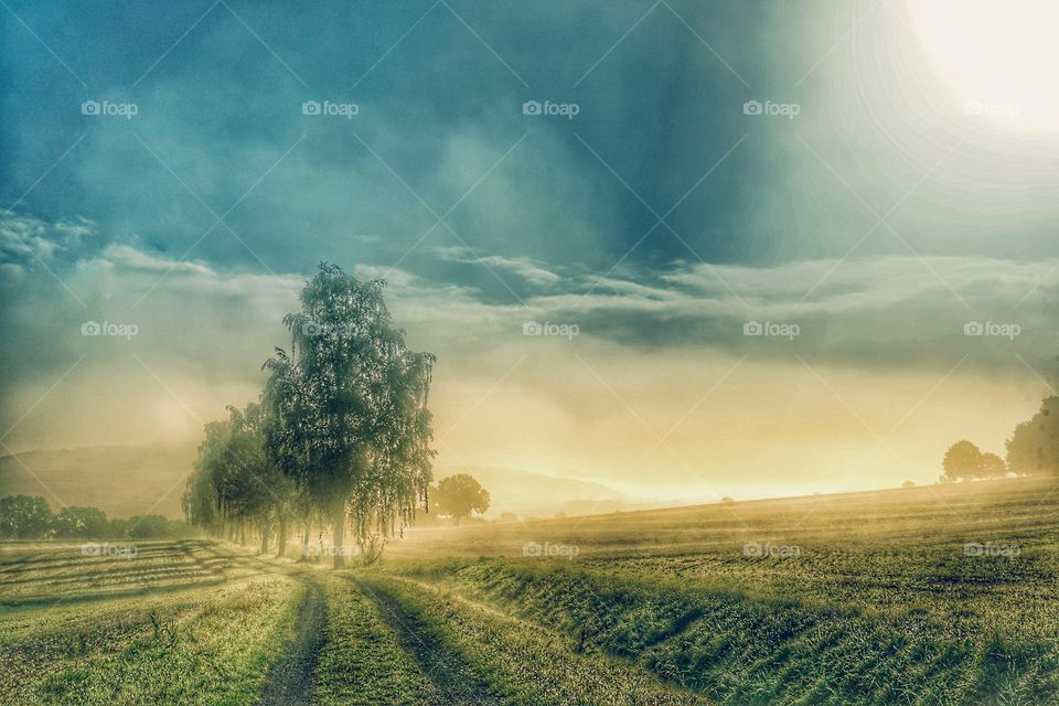 Nebel Wolken und bunte Farben Landschaft