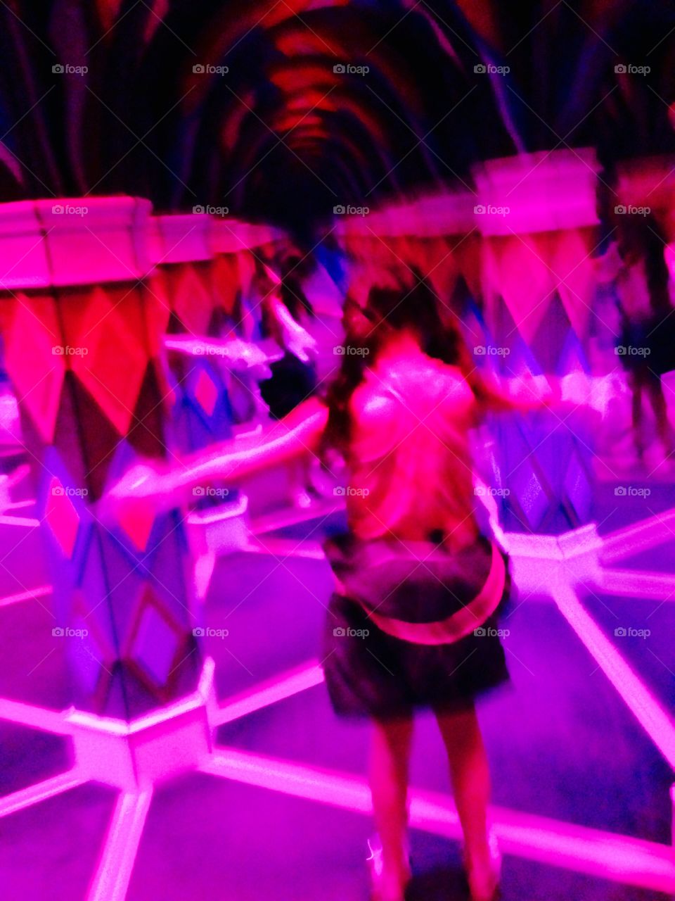 Which way to turn in the mirror maze