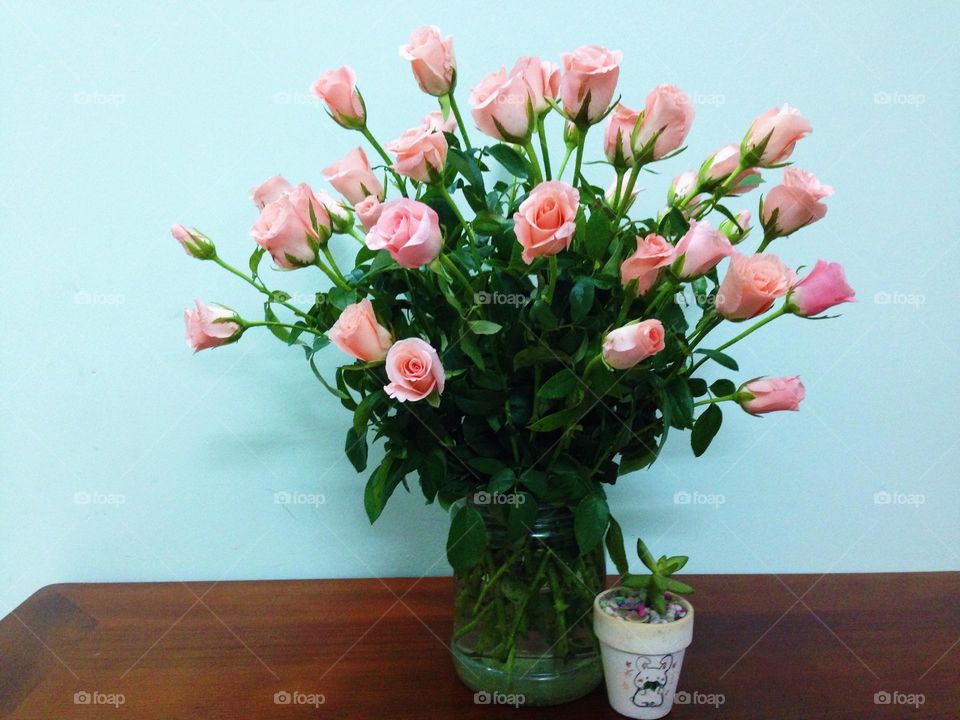 Flower vase arrangement is a simple and cheap ways to decorate your home, flowers are an essential element in home decoration, because flowers have a certain magic can make you feel happy and makes everything a little better.