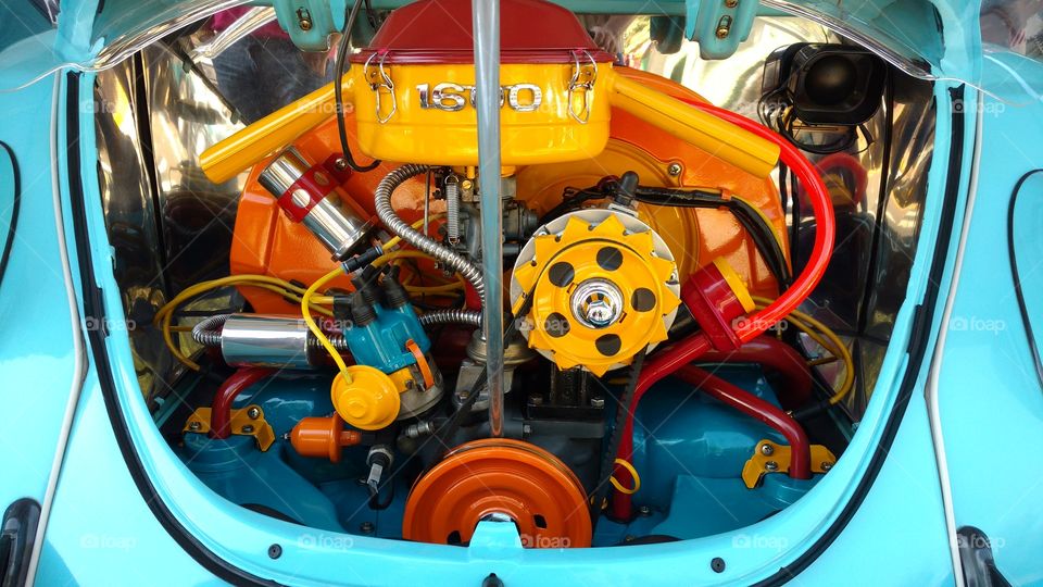 Fusca Tuning, motor tunado, de cores deslumbrantes amarelo vermelho e laranja.