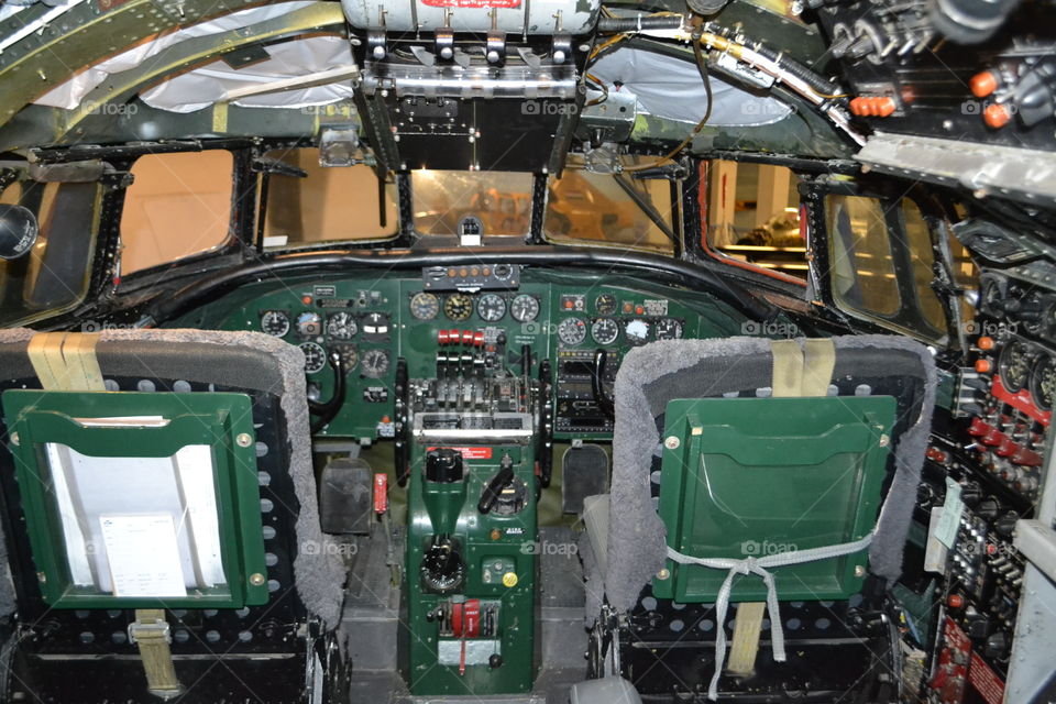 Compleet old cokpit old plne.. A nice museum peace.