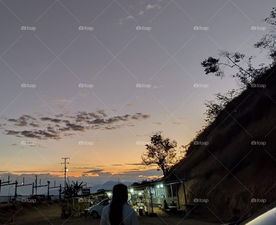 Disfrutando el atardecer que forma un hermoso paisaje.