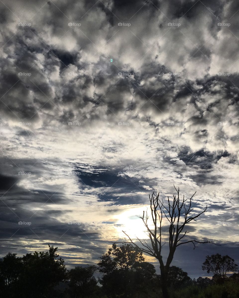 07h00. Clareia, #domingo!
Um novo dia, um novo #sol.
☀️
#nuvens
#amanhecer 
#natureza
#paisagem
#fotografia 