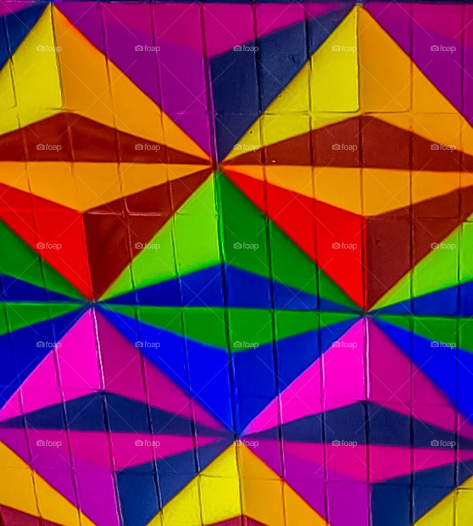 Graffiti Art: Artistic manifestation through wall painting, amidst the chaos of life in large urban centers.
Arte do Grafite: Manifestação artística por meio da pintura feita em meio ao caos da parede nos grandes centros urbanos.