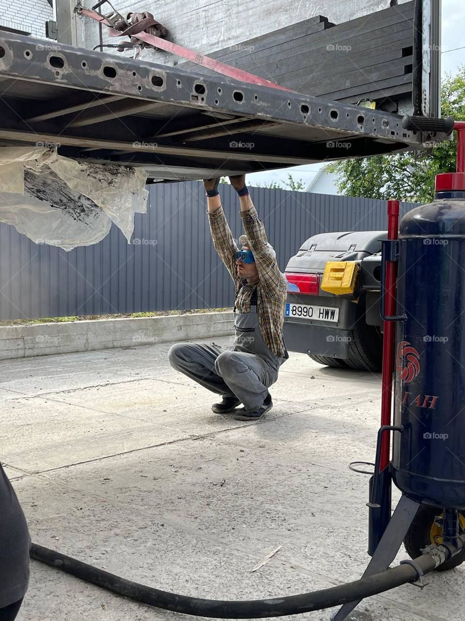 A mechanic diagnoses a truck trailer