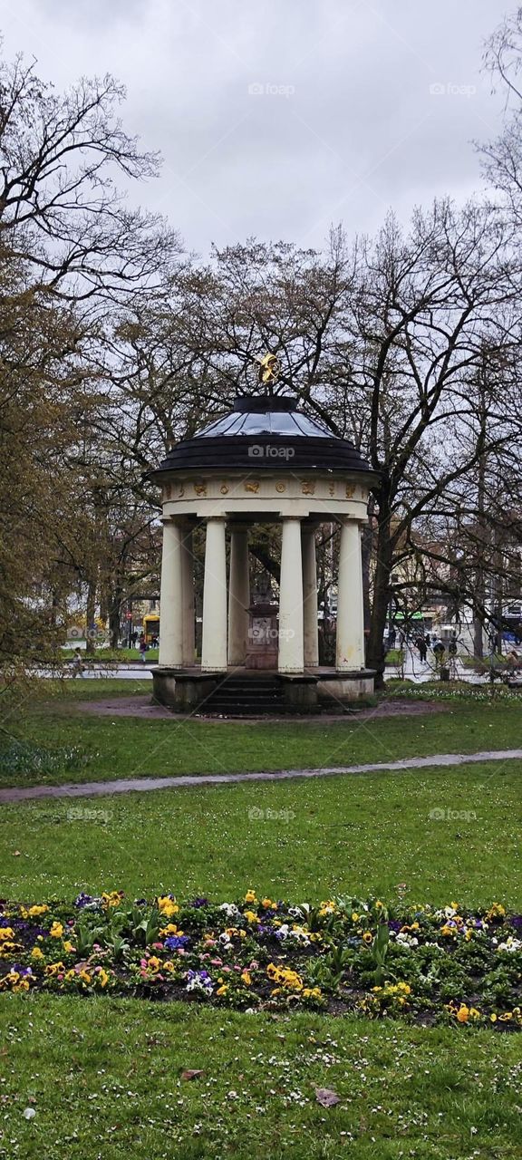 This pavilion can be seen in the city of “Regensburg” in the “Oberpfalz” in “Germany” on the way to the central railway station. 2023. Hypnotic Productions