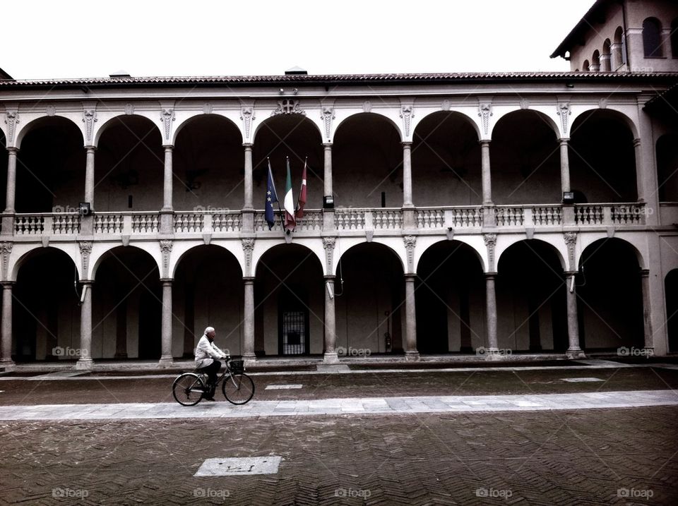 italy city bike palace by uolza