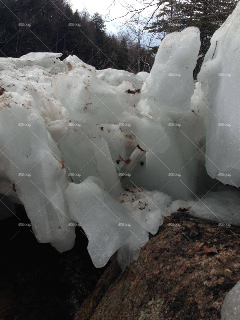 I'ice build up alone the river