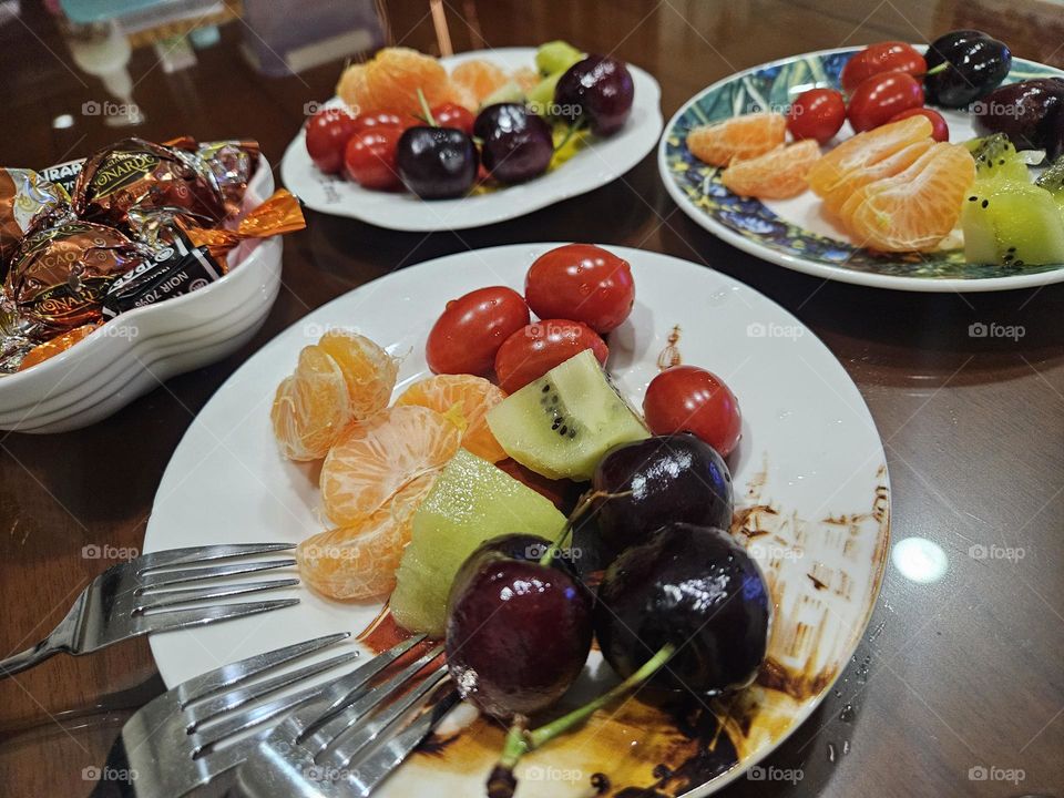 Colorful fruit cutting plate