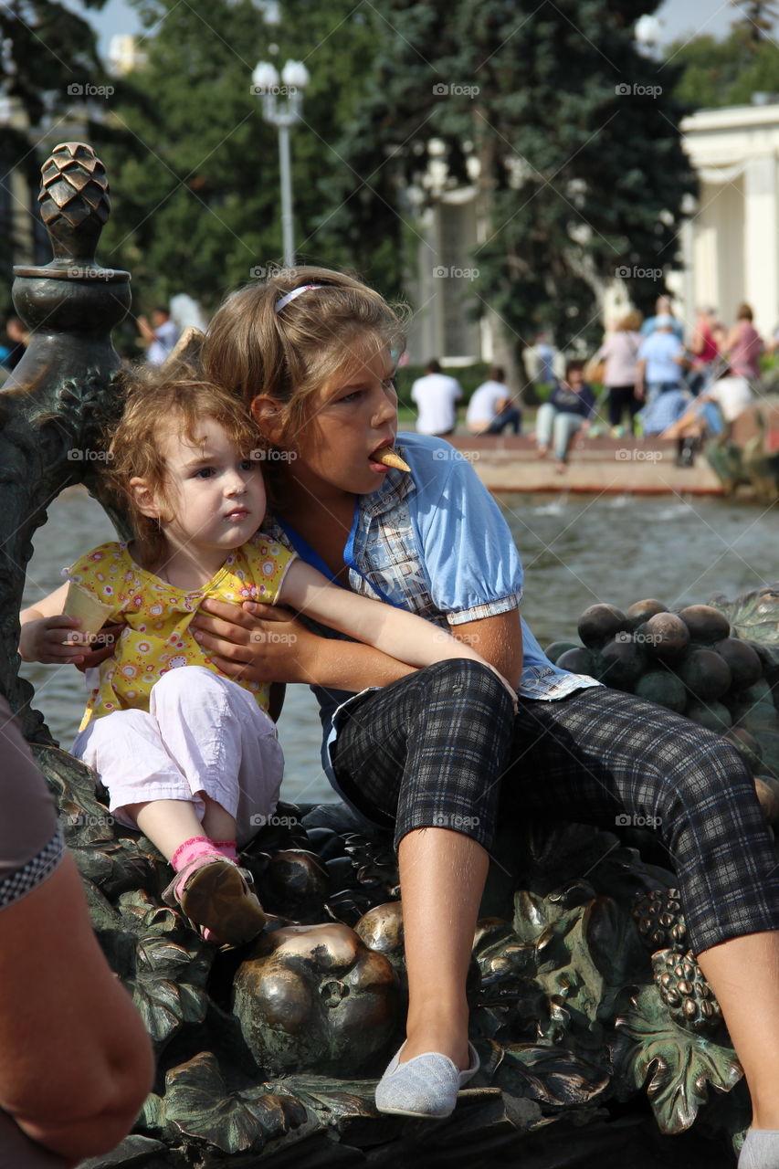 дети у фонтана