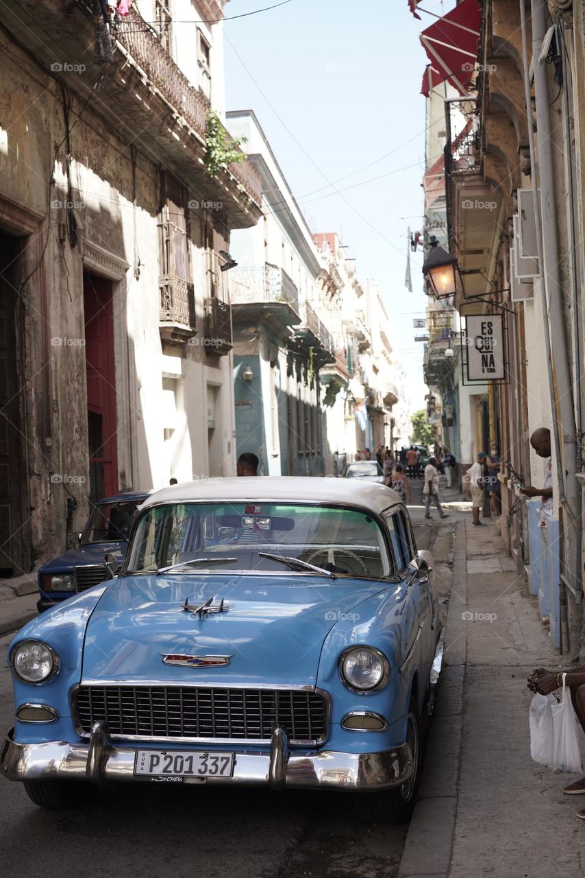 coche azul en una calle de La Habana