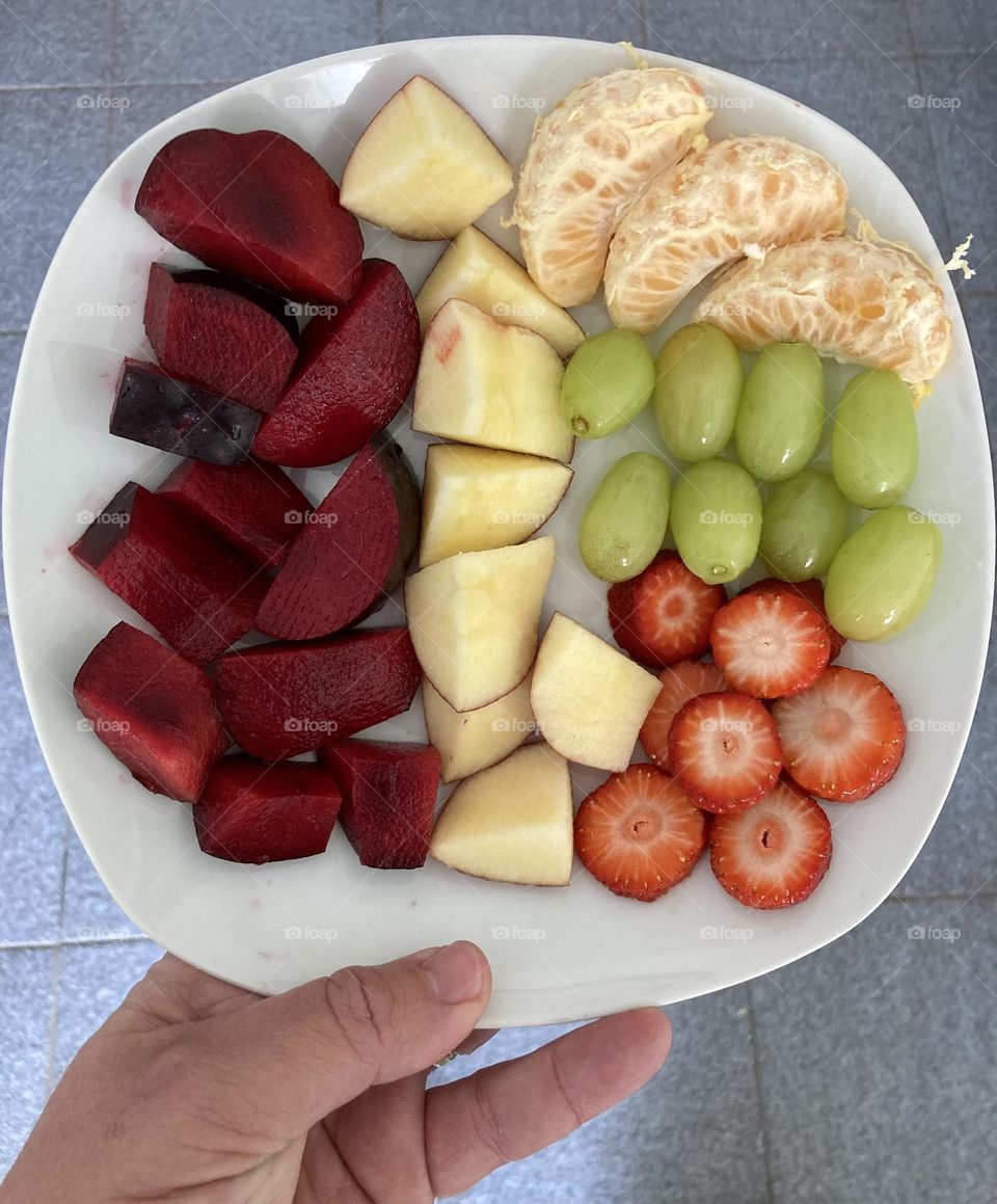 🇧🇷 Frutas deliciosas para hoje: temos ameixa, morango, mexerica, maçã e uva.
🇺🇸 Delicious fruits to cheer children up (and bring good health): today we have plums, strawberries, tangerines, apples and grapes.