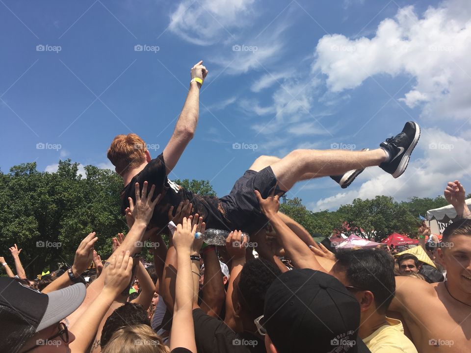 Crowd surfing 