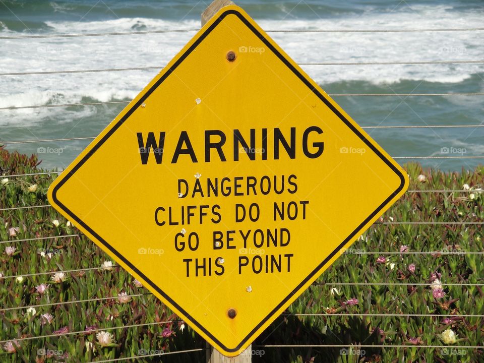 Warning cliff sign 