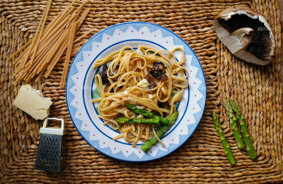 Wholewheat pasta with mushrooms, asparagus tips and smoked cheese