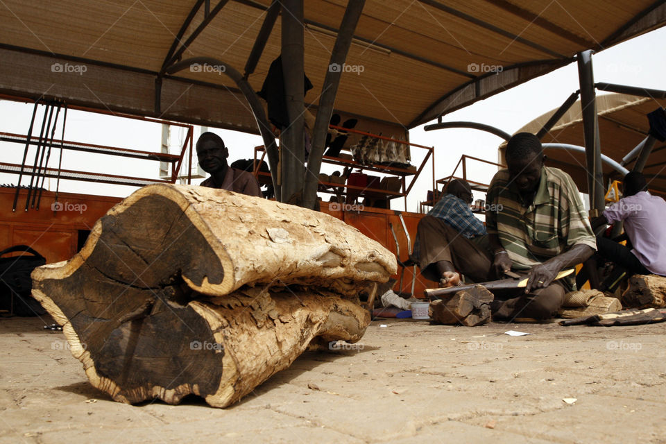 The ebony wood, which is imported from southern Sudan, is considered to be the best wood in the ceramics industry, which has benefited the people of South Sudan and the market of ceramics and handicrafts from the popular markets of tourists in Sudan