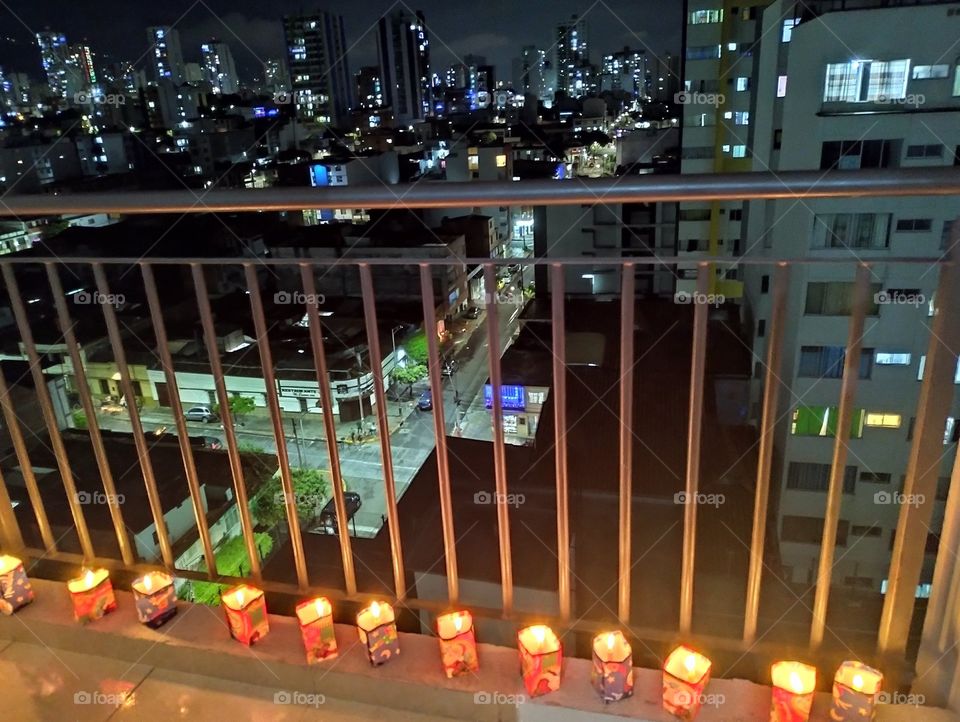 Noche de velitas es una de las festividades más tradicionales de Colombia, con la que se celebra el dogma de la Inmaculada Concepción de la Virgen María.