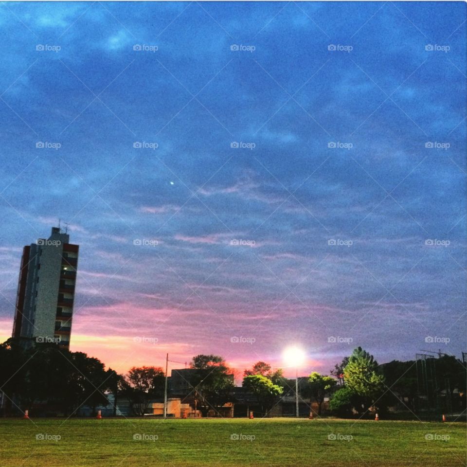 Um dia muito bonito de céu colorido e nuvens surgindo. Aqui é a Praça Esportiva do Bolão, em Jundiaí