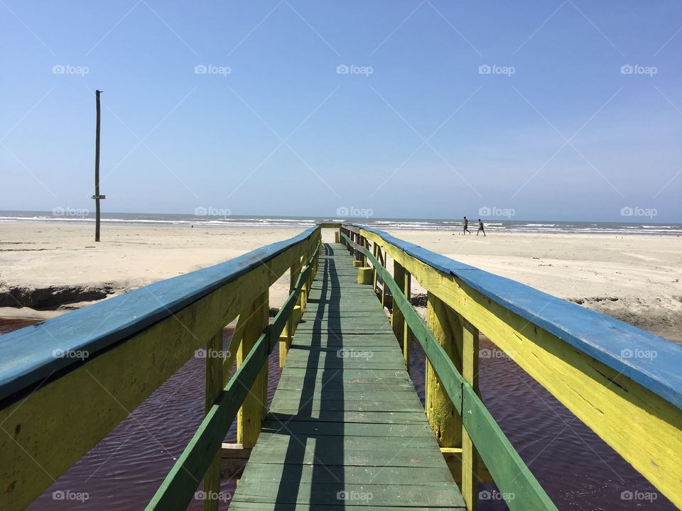 Passeio sobre riacho no encontro com o mar em Ilha Comprida - SP