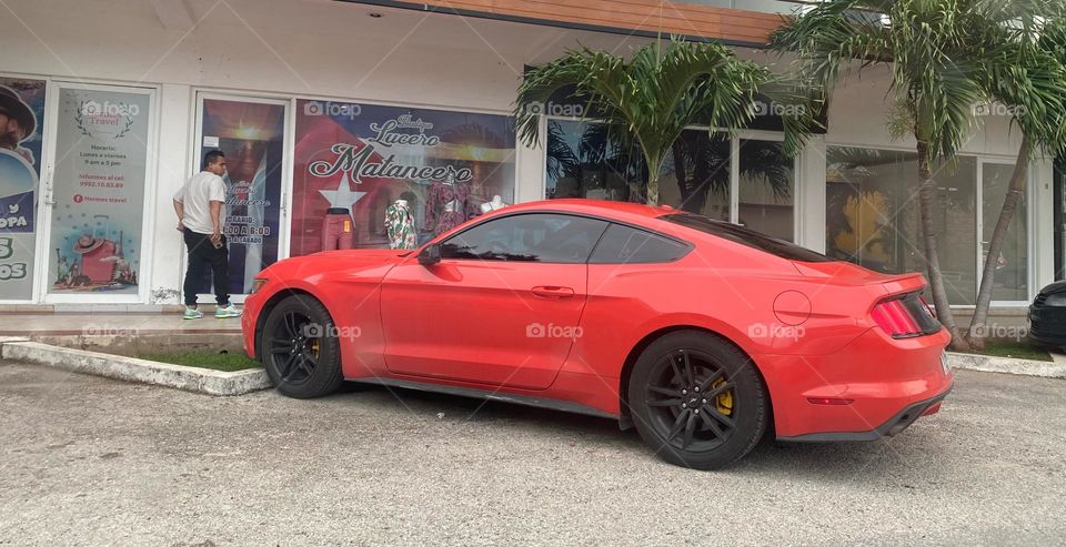 auto rojo estacionado