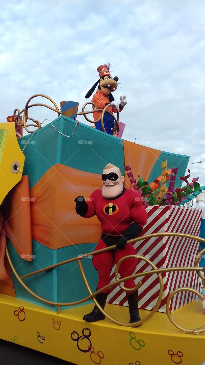 Mr. Increíble en desfile de Disney World