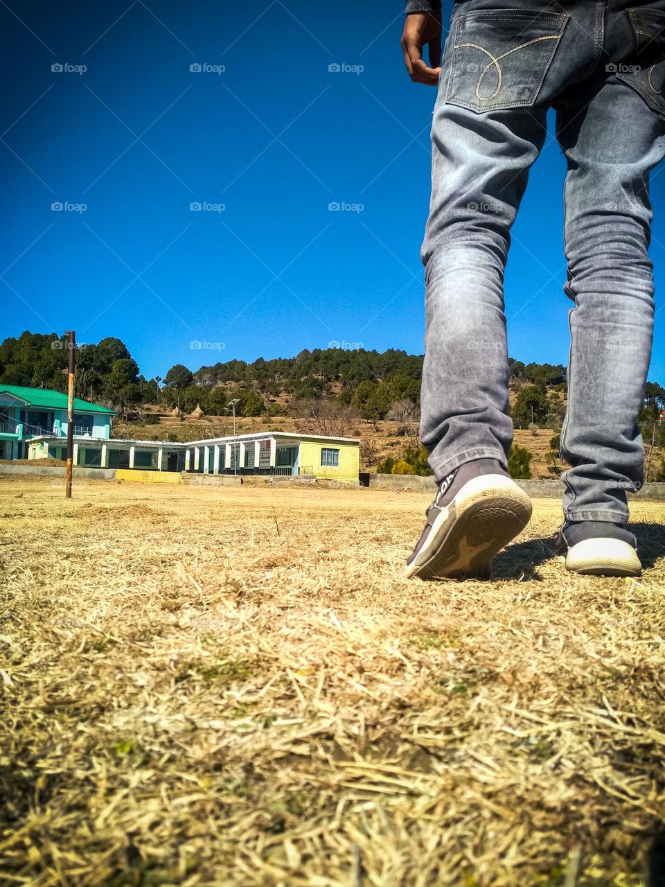 steps on the ground.