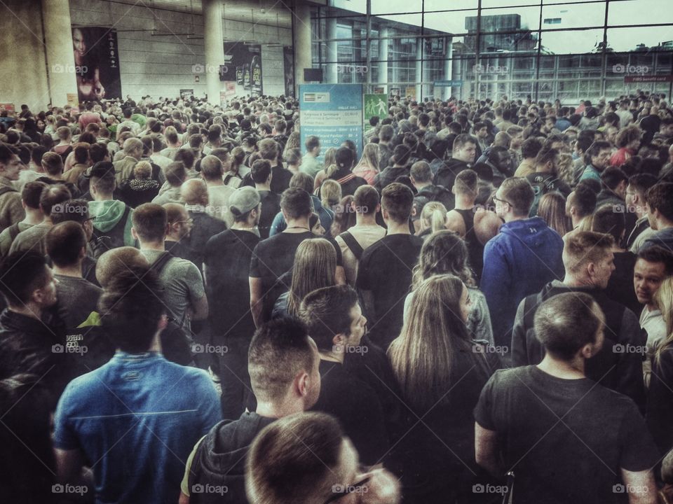 Crowds . People at a sporting exhibition 