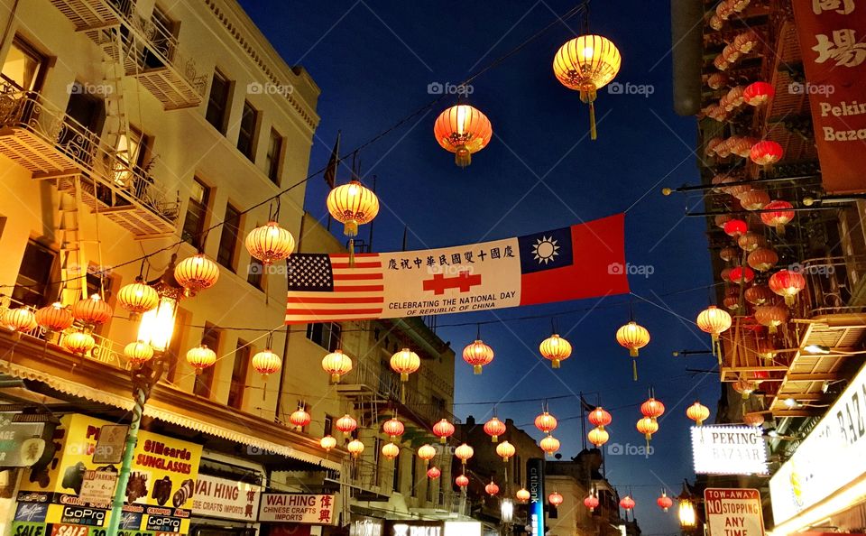 Night stroll through Chinatown