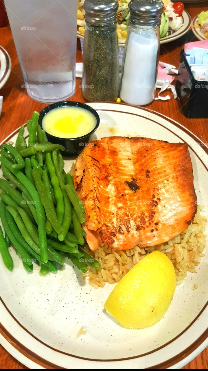 Salmon, rise and green beans