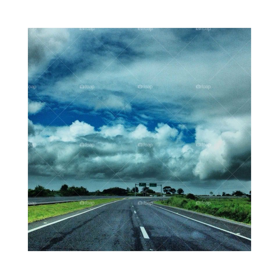 Uma estrada vazia em um dia nublado.
