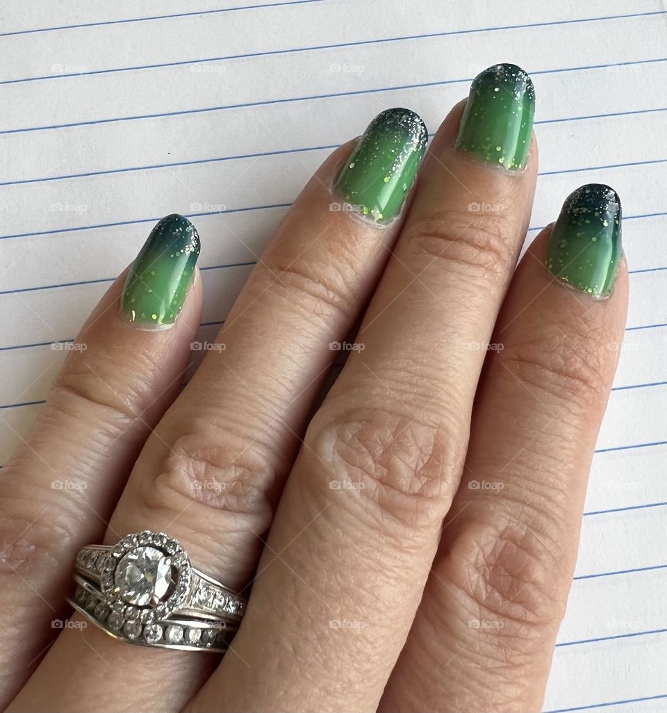 Fun green color changing gel nail polish 