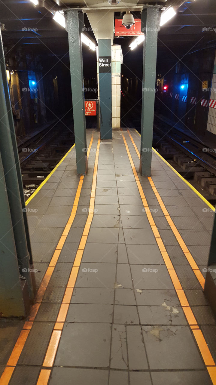 New York - narrow subway platform - Wall Street 