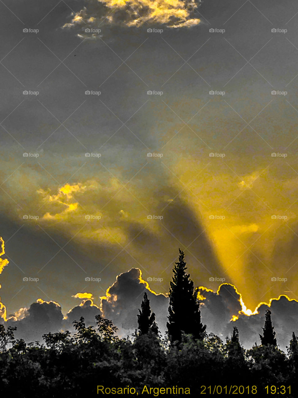 Varias nubes dando su mágico esplendor detrás del astro rey, coronando su bella puesta. 
