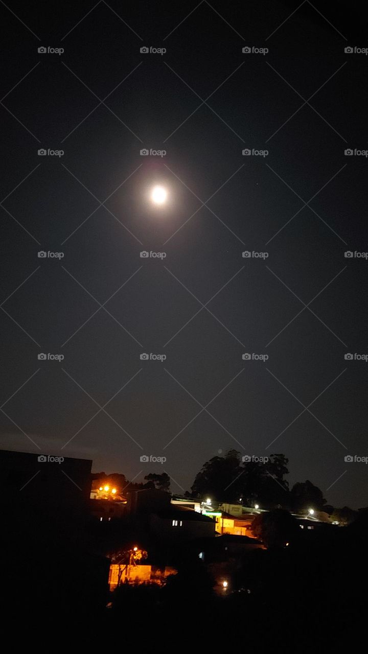A lua cheia ilumina a noite quente de verão.
