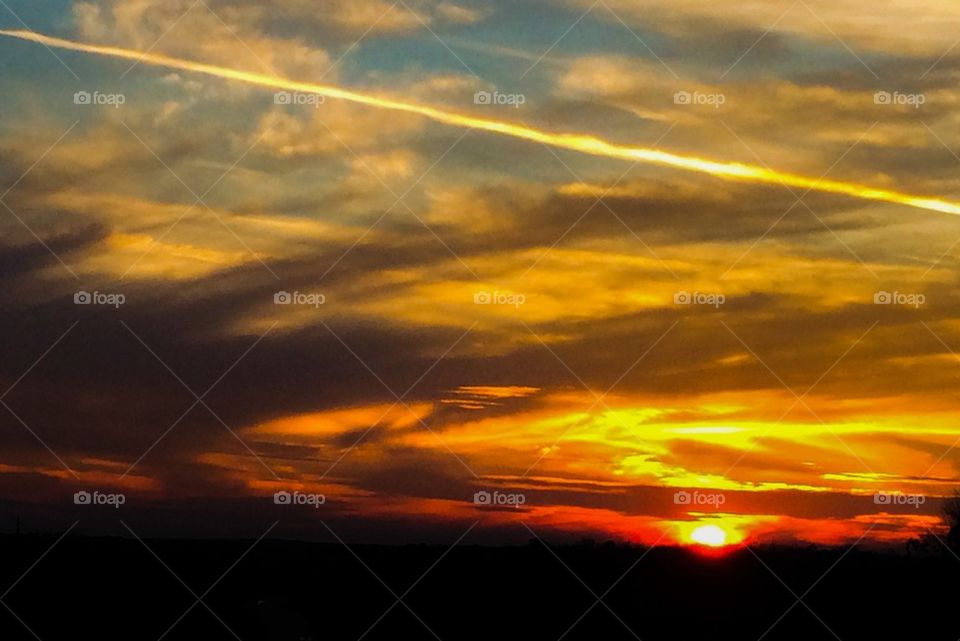 Sun down over horizon 