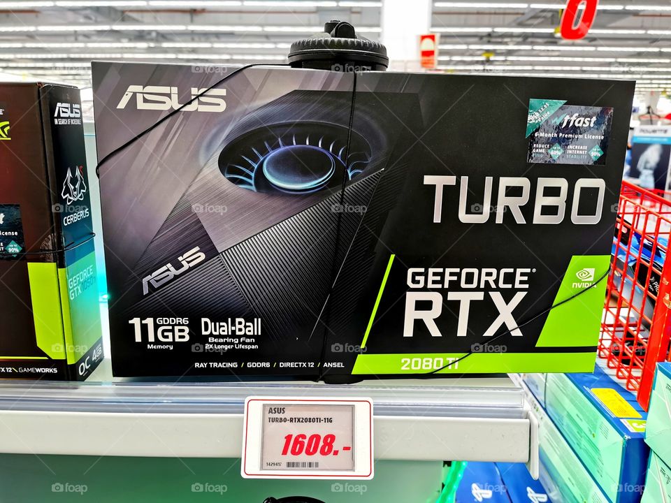 En esta foto aparece la potente GPU Asus Turbo Geforce GTX 2080 TI. Una GPU que puede darte todo el poder que necesitas.