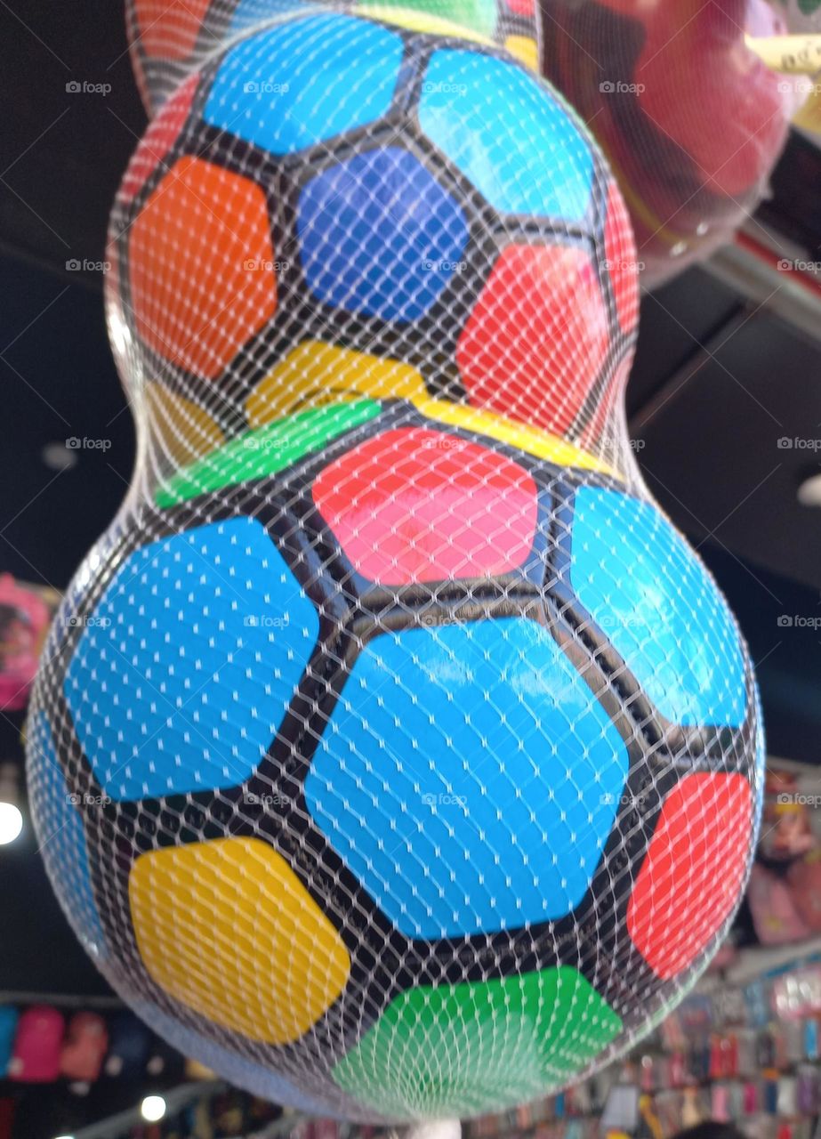 O futebol  é os jovens. O futebol,  cumpre um papel fundamental  no desenvolvimento  de comunidades, na formação  de jovens e na reinserção  social de comunidades menos favorecidas.