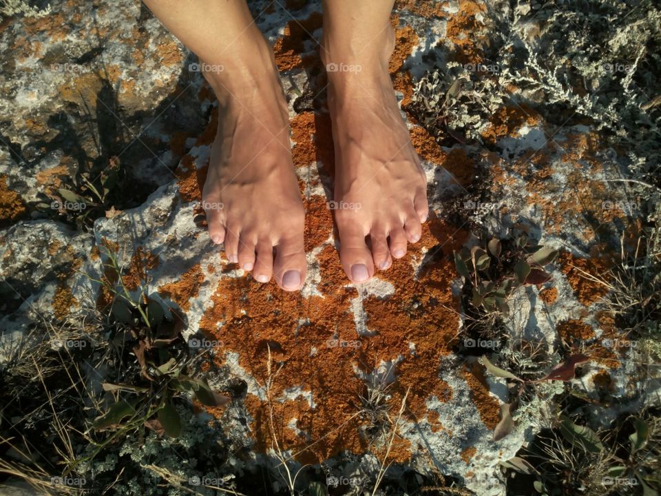 bare feet relax on the stone texture