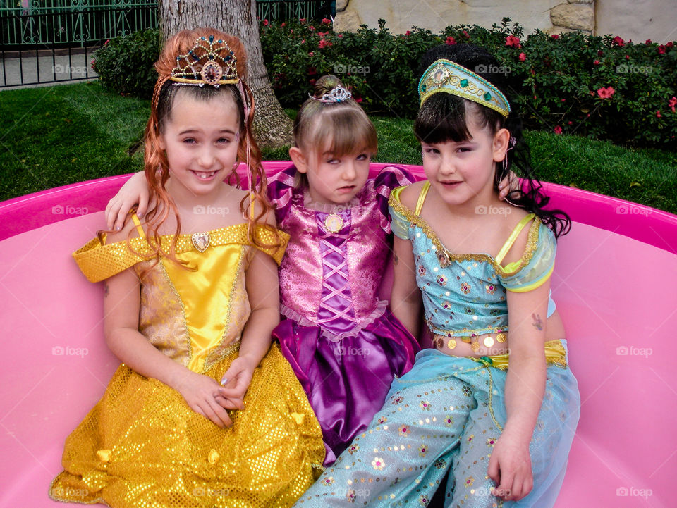 Clash of colours: It took 3 hours to deck out these princesses & my youngest was seconds away from a meltdown. Before we ate I wanted to get pictures while they were still intact. Big sisters were trying not to laugh at the look of impending doom. 🧨