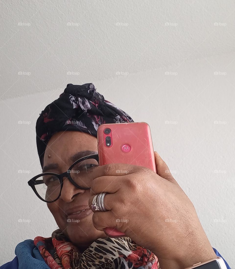 Expressão alegre ou alegria. É um estado fundamental  para os seres, ela é  descrita como um afeto com um caráter  forte de liberação  de entusiasmo,  e que promove a autoconfiança